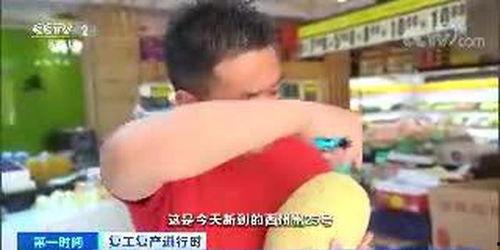 网红水果哥吃瓜,瓜果飘香引网友热议