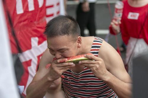 网红吃瓜打篮球,趣味横生展现篮球魅力